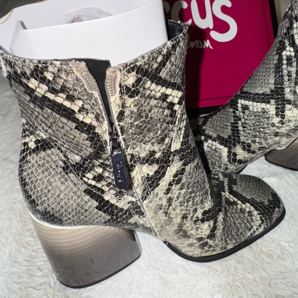 Circus by Sam Edelman Women’s Square Toe Zip-Up Booties